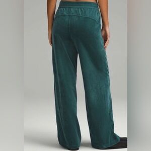 Lululemon Scuba Mid-Rise Wide-Leg Pant *Velvet Cord
Storm Teal Size 6